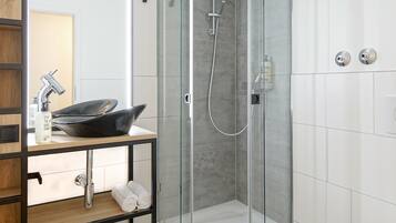 Classic-Doppelzimmer | Badezimmer | Dusche, kostenlose Toilettenartikel, Haartrockner, Handtücher