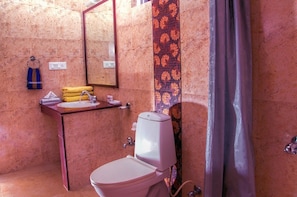 Habitación Deluxe | Baño | Regadera, regadera tipo lluvia, amenidades de baño gratuitas, toallas