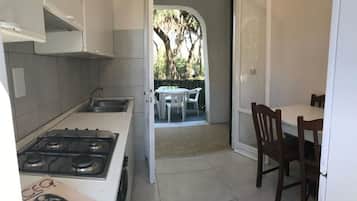 Casa, 2 dormitoris | Cuina privada | Frigorífic, placa de cuina i utensilis de cuina, vaixella i coberteria