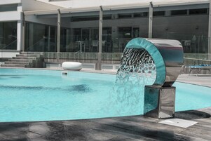 Una piscina al aire libre