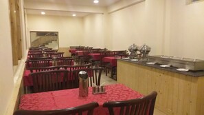 Desayuno de cocina local (INR 350 por persona)