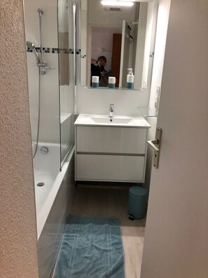 Towels, soap, shampoo, toilet paper