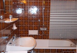 Duschwanne, Haartrockner, Handtücher, Toilettenpapier
