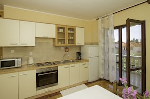 Appartement Familial, vue jardin | Cuisine privée | Réfrigérateur, four, plaque de cuisson, cafetiÚre/bouilloire