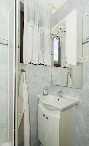 Signature-Apartment | Badezimmer | Dusche, Haartrockner, Handtücher, Toilettenpapier