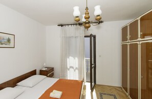 Departamento clásico, 1 habitación, vista al jardín | Decoración personalizada, muebles diferentes y wifi gratis 