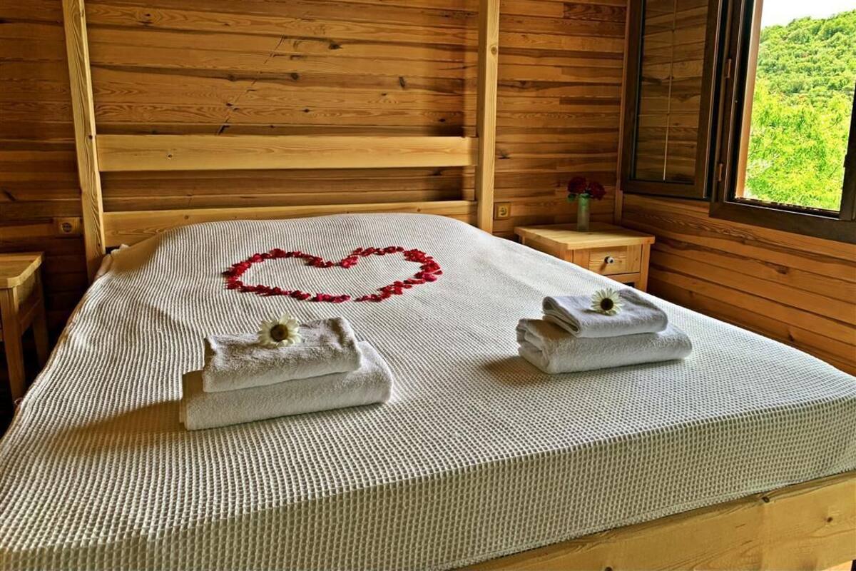 Bungalow, 1 cama doble | Sistema de insonorización, wifi gratis, ropa de cama