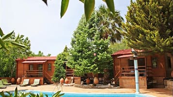 Sesongbasert utendørsbasseng