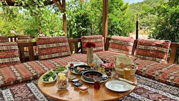 Der serveres morgenmad, frokost og aftensmad