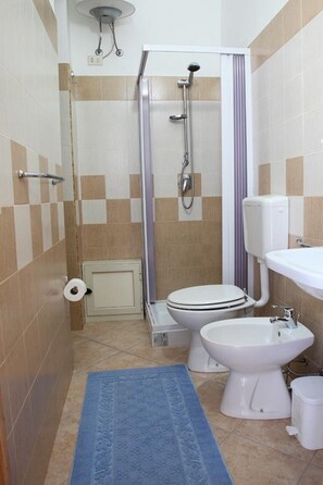 Apartment, 1 Bedroom | Bathroom | Shower, free toiletries, hair dryer, bidet - B&B Il Castellino (Santo Stefano di Camastra)