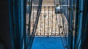 A balcony with a view of the sea, featuring a metal railing and a clear sky. - B&B Il Castellino (Santo Stefano di Camastra)