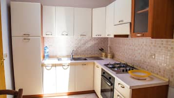Full-sized fridge, oven, stovetop, espresso maker