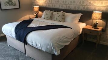 Standard Double Room, 1 King Bed | Premium bedding, desk, iron/ironing board, free WiFi