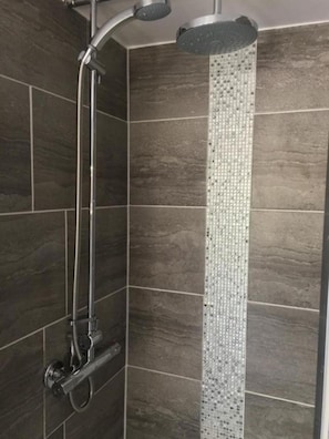 Standard Double Room, 1 King Bed | Bathroom | Shower, designer toiletries, hair dryer, bathrobes - OYO Auldgirth Inn (Dumfries)