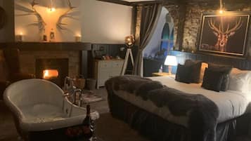 Deluxe Studio Suite | Premium bedding, desk, iron/ironing board, free WiFi