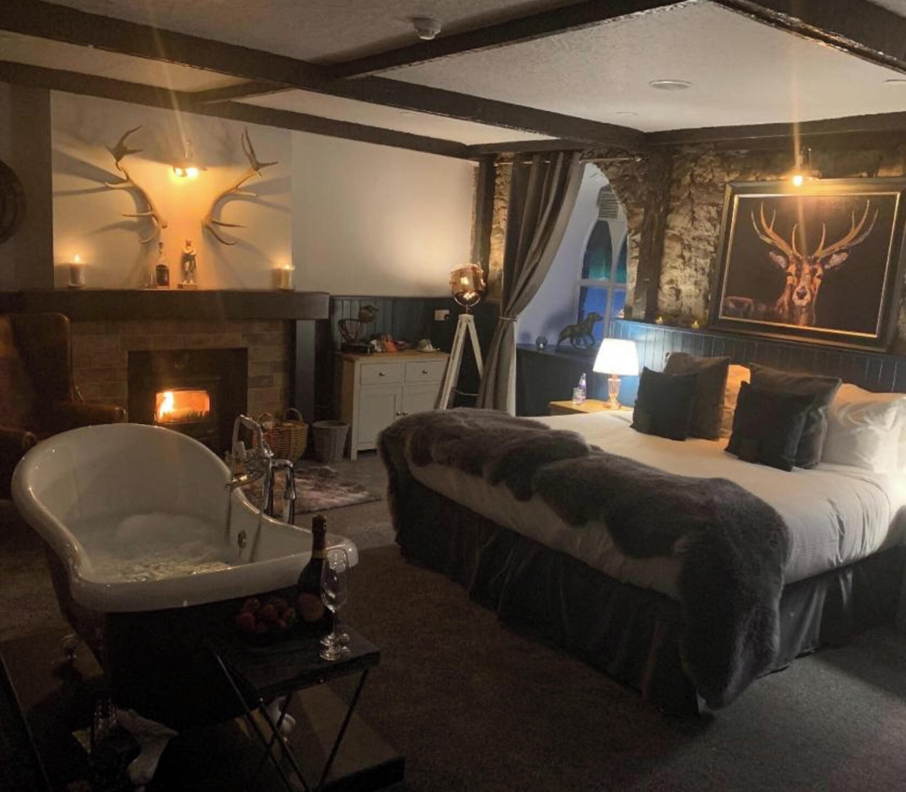 Deluxe Studio Suite | Premium bedding, desk, iron/ironing board, free WiFi