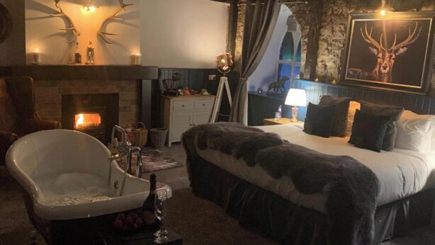 Deluxe Studio Suite | Premium bedding, desk, iron/ironing board, WiFi (free)