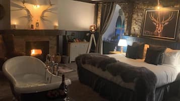 Deluxe Studio Suite | Premium bedding, desk, iron/ironing board, free WiFi