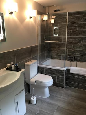 Shower, designer toiletries, hair dryer, bathrobes - OYO Auldgirth Inn (Dumfries)