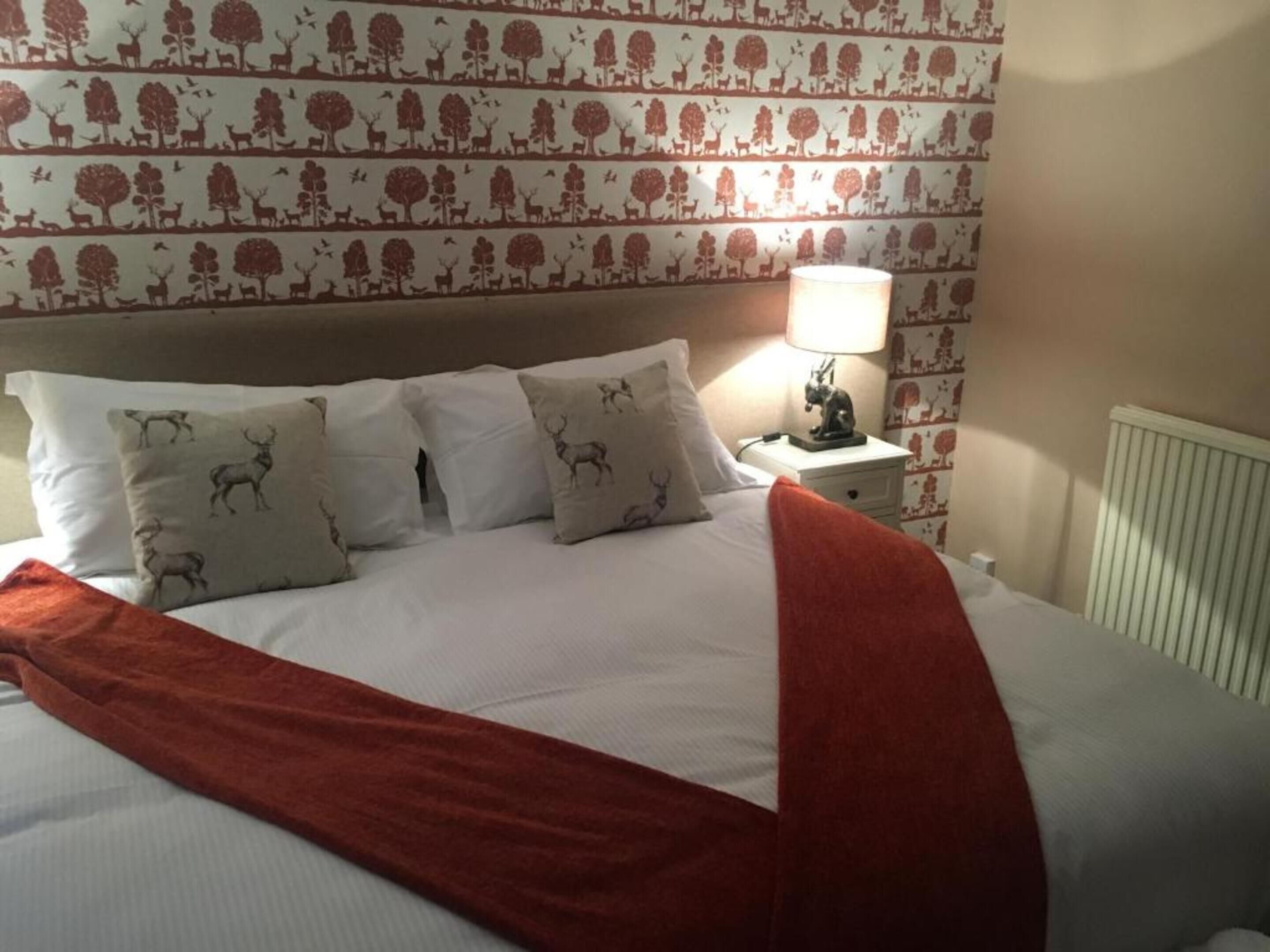 standard room, 1 king bed | premium bedding, desk, iron/ironing board, free wifi