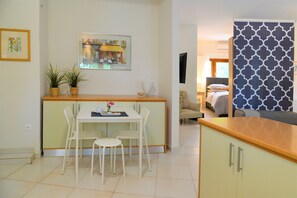 Dining - B Home in Panorama Thessaloniki (Panorama)