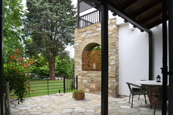 Outdoor dining - B Home in Panorama Thessaloniki (Panorama)