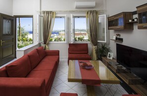 TV, DVD player, stereo - Your home away from home (Ermoupolis)