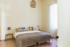 4 habitaciones, tabla de planchar con plancha, wifi y ropa de cama 