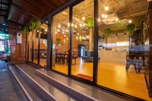 Front of property – evening/night - Kaen Hostel (Pattaya)