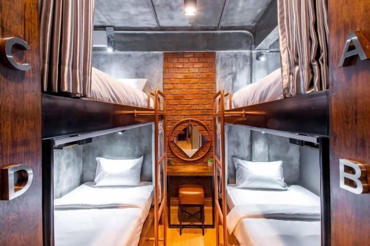 1 kamar tidur, minibar, tirai kedap cahaya, dan Wi-Fi gratis