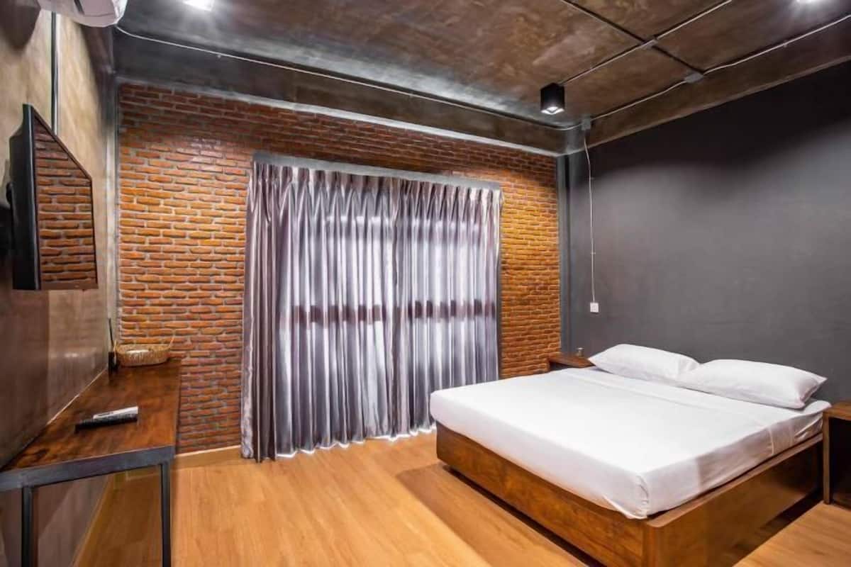 1 kamar tidur, minibar, tirai kedap cahaya, dan Wi-Fi gratis