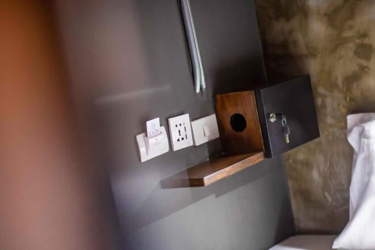 1 kamar tidur, minibar, tirai kedap cahaya, dan Wi-Fi gratis