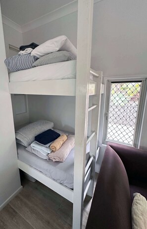 1 bedroom, bed sheets - Ohana Hawaiian term meaning "family" (Agnes Water)