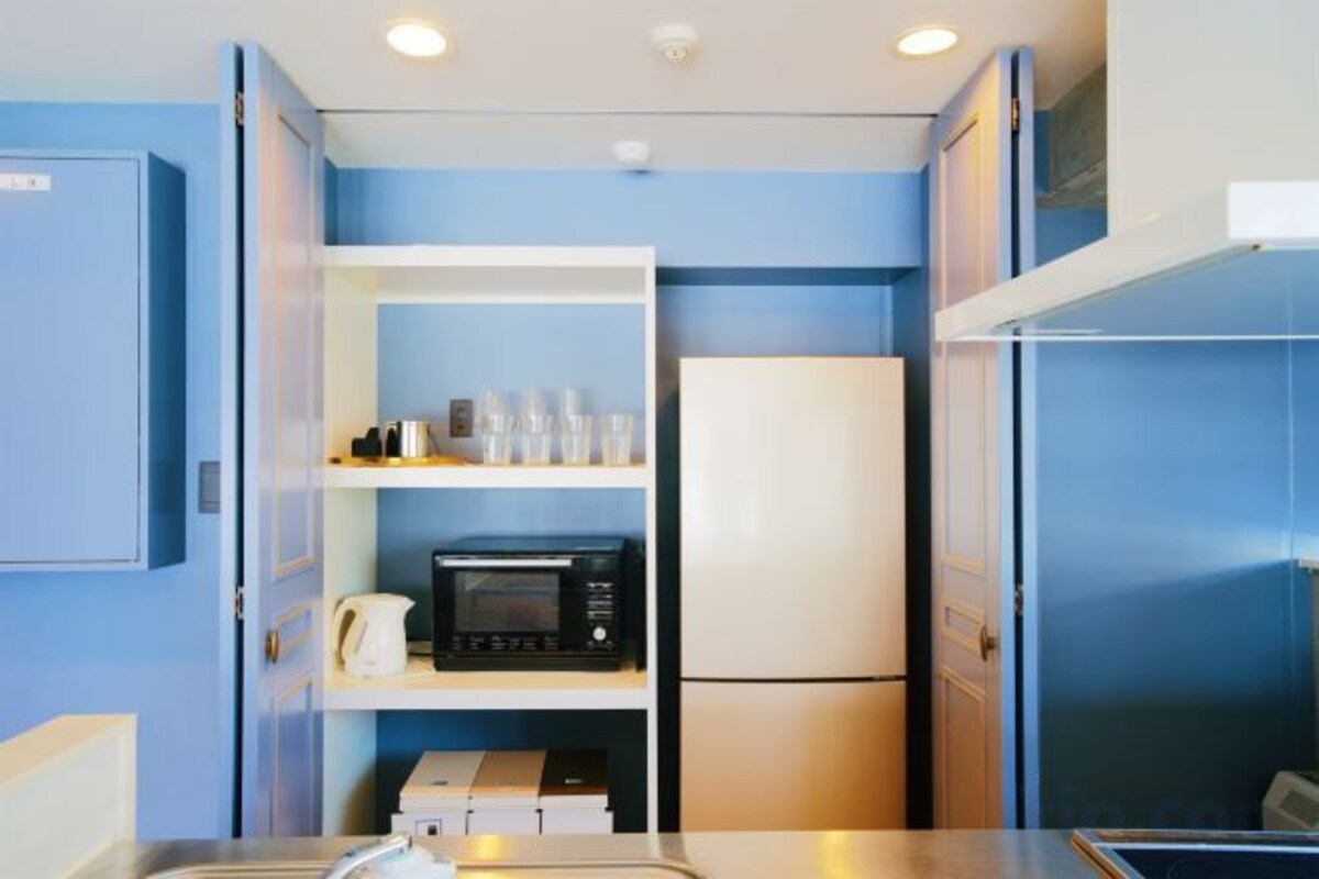 Private kitchen | Full-size fridge, microwave, oven, stovetop