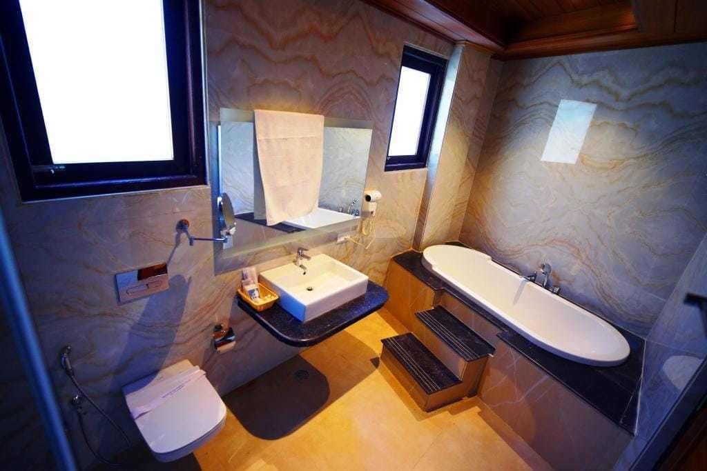 Un baño pequeño con lavamanos, inodoro y bañera.