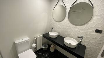 Bathtub, hair dryer, bidet, towels