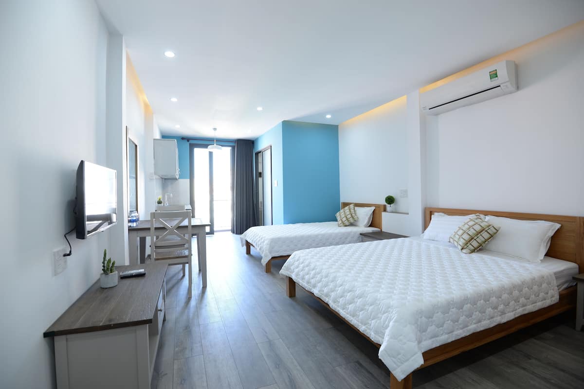 Ropa de cama hipoalergénica, escritorio y tabla de planchar con plancha