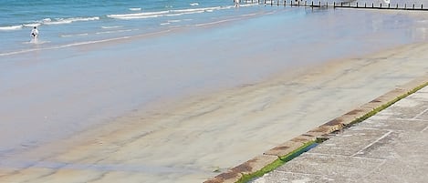 Una spiaggia nelle vicinanze
