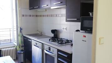 Réfrigérateur, micro-ondes, four, plaque de cuisson