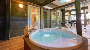 Bañera de hidromasaje cubierta