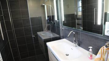 Douche, sĂšche-cheveux, serviettes fournies, savon