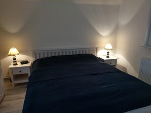2 bedrooms, iron/ironing board, travel crib, free WiFi - to Hus, holiday home in Greetsiel (Greetsiel)