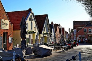Outdoor dining - to Hus, holiday home in Greetsiel (Greetsiel)