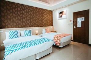 Quadruple Room (301) | Desk, blackout drapes, free WiFi, bed sheets - Ping An Ju Homestay (Jinning)