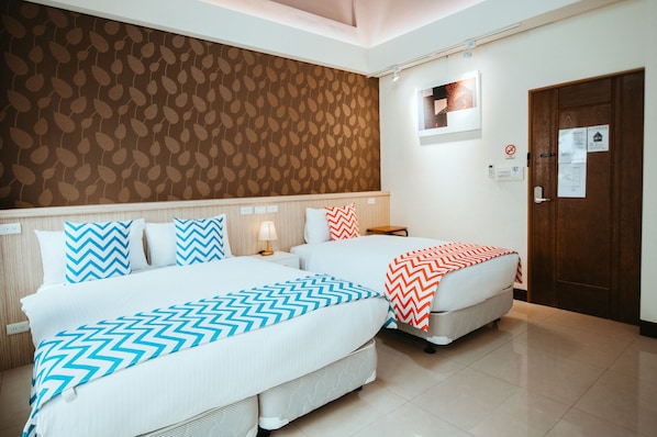 Quadruple Room (301) | Desk, blackout drapes, free WiFi, bed sheets - Ping An Ju Homestay (Jinning)