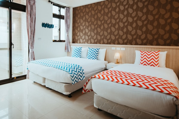 Habitación cuádruple (301) | Escritorio, cortinas blackout, wifi gratis y ropa de cama