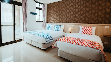 Quadruple Room (301) | Desk, blackout drapes, free WiFi, bed sheets