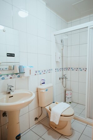 Shower, rainfall showerhead, free toiletries, hair dryer - Ping An Ju Homestay (Jinning)