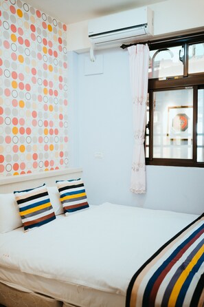 Desk, blackout drapes, free WiFi, bed sheets - Ping An Ju Homestay (Jinning)