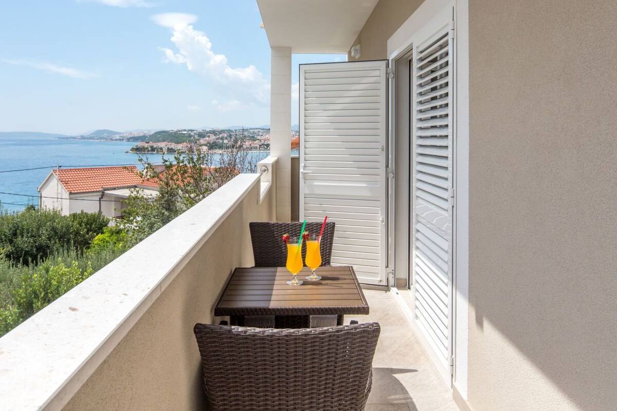 Apartment (#5) | Terrace/patio